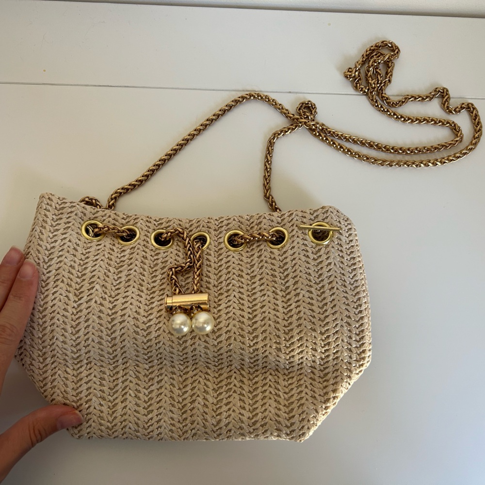Chic Woven Crossbody Bag with Gold Chain